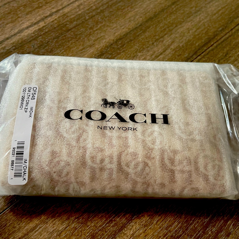 Coach brand zip corner wallet,gold/chalk